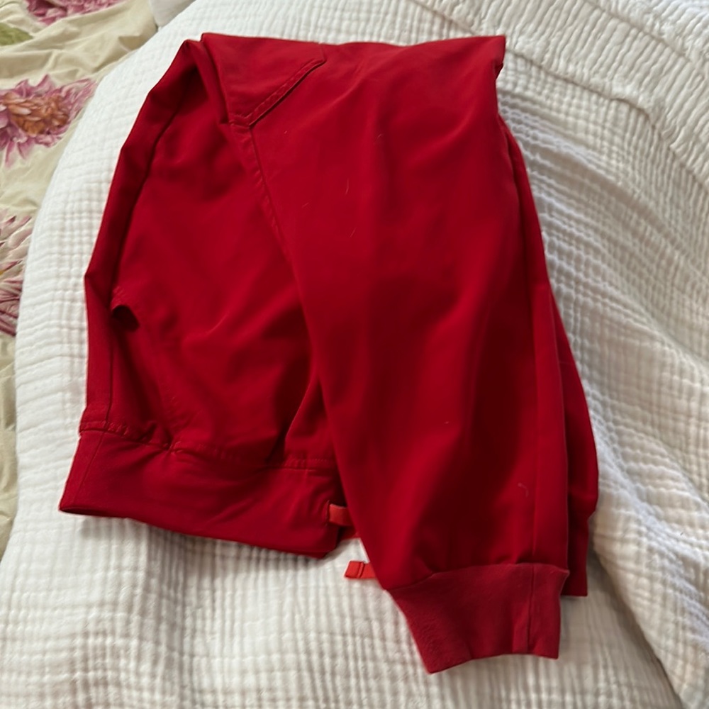 Figs red joggers L